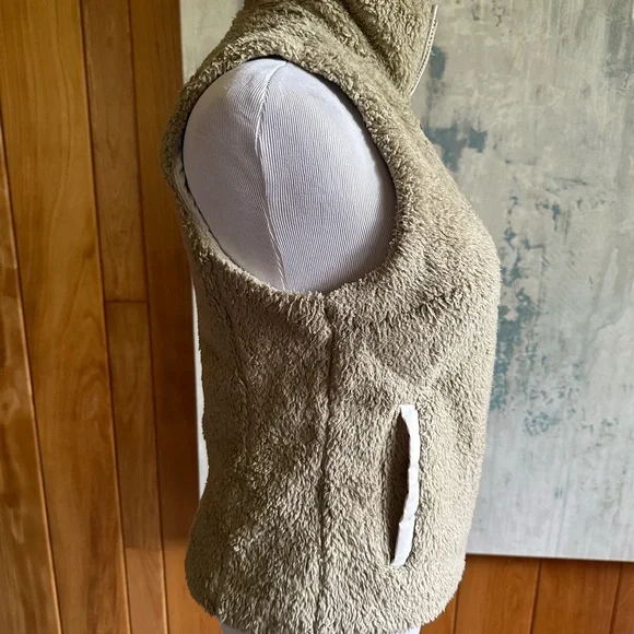 Patagonia Women’s Size Small Vest! Beige. Fluffy. Soft. - Picture 8 of 16